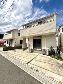 日当たり・通風良好！広々とした駐車スペース有り。2階ベランダも風通しが良く、お洗濯も気持ちよくできます♪