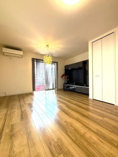 1階LDKは広々19.5帖ございます。テレビを楽しんだり、家族団らんを楽しむのにもゆったりと心地よい暮らしを実現できます。