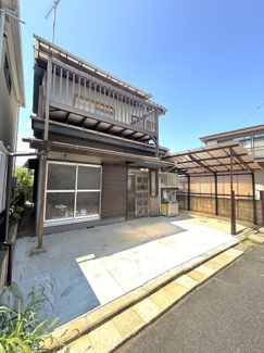 お車も止めやすい広々としたカースペース付きです☆