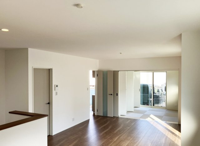 リビングへつながるドアを開くとすぐに開放的なリビングがございます