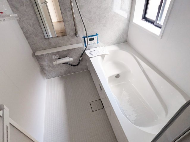 シンプルで使いやすい暖房・温水シャワー洗浄機能付きトイレは標準装備です！