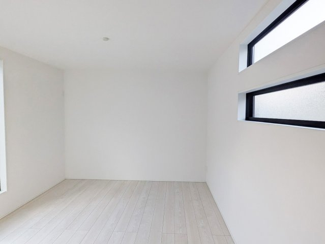 バルコニーに出られる大きな窓が特徴で日差しがたっぷり差し込みます。