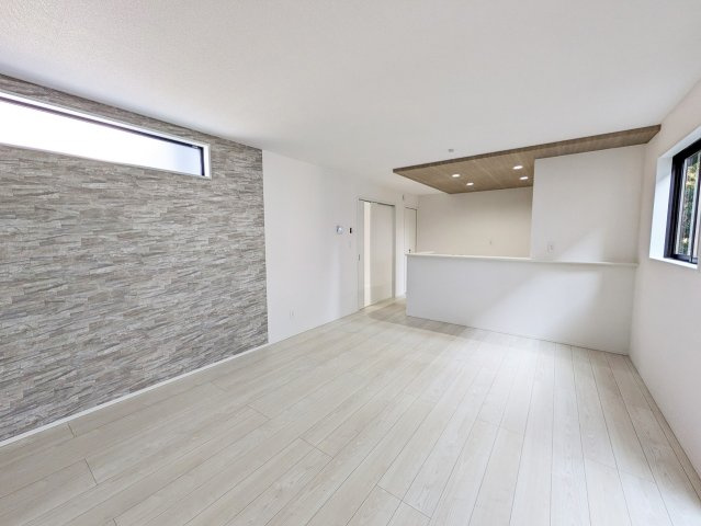 スライド式の収納は、出し入れしやすい上に、中の物が良く見えて掃除もしやすいのが利点です