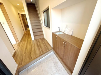 玄関には収納スペースが備わっており整理整頓がしやすいです。明るいフローリングが室内全体をすっきりと演出します。階段や廊下への動線もスムーズで使いやすい設計です。窓付きで換気も良好です。