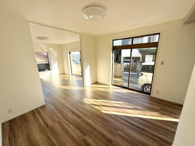 窓からの自然光がたっぷり入る明るいリビングです。広々とした空間が広がり使いやすい間取りとなっています。木目調の床が落ち着いた雰囲気を演出しています。室内がすっきりとした印象です。