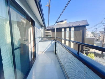 日当たりの良いバルコニーが魅力です。広さを活かして様々な用途に活用できます。開放的な眺望が印象的です。建物の外観に調和したデザインです。