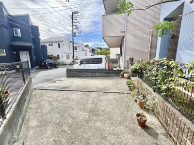 駐車スペースが広く複数台の車も駐車しやすい敷地です。道路からのアクセスもスムーズです。周囲が開けているため車の出し入れも快適に行えます。フェンスと植栽により隣家との区切りがしっかりしています。