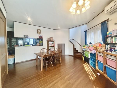 窓からの自然な光が広がり室内が明るく感じられます。木目調のフローリングが空間を落ち着いた印象に仕上げています。ダイニングスペースがキッチンと隣接しており使い勝手を感じます。