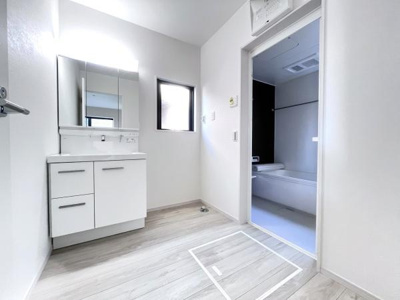 明るい色調の床と清潔感のある洗面台が特徴です。少し広めの洗面室となっております。