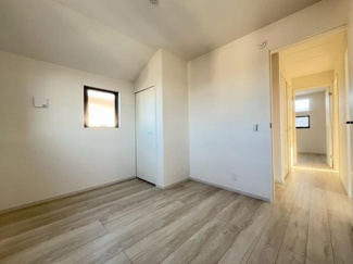 ナチュラルな色合いのフローリングが特徴的です。コンパクトながらも明るさを感じられる空間です。クローゼット付きで収納も確保されています。シンプルなデザインで家具の配置がしやすい洋室です。