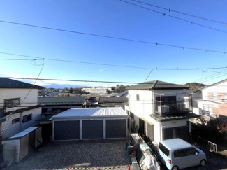 晴れた空が広がる現地からの眺望です。周囲には住宅が並び穏やかな街並みが特徴的です。遠くには山並みも見え奥行きのある景色を楽しめます。開放感のある見晴らしが魅力です。