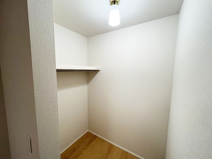 広々ウォークインクローゼットは散らかりがちなお部屋がスッキリ片付き、お部屋が広々と使えます。