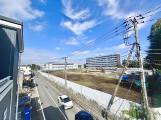 開放感のある現地からの眺望が広がる写真です。道路や周辺の建物が見渡せる開けた景色が魅力的です。空の青さと街並みのコントラストが印象的です。広い空間を感じられる現地風景となっています。