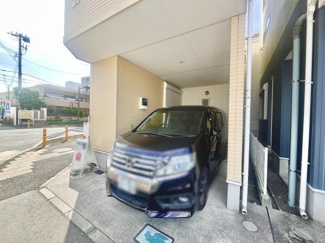 建物の一部が屋根付きとなっている駐車場で雨の日も車を保護しやすいスペースです。十分な広さが確保されており乗り降りもスムーズに行えます。車の出し入れの際にも便利な構造となっています。