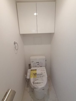 温水洗浄便座付きトイレです。上段に収納御座いますので、清掃用品なども収納出来ます。※新築購入時の写真です。
