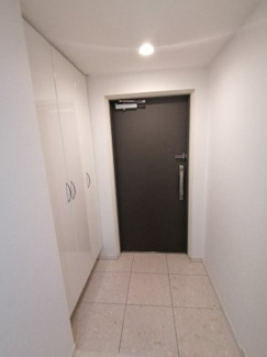 スタイリッシュな玄関は、壁いっぱいのシューズクローゼットがございますので毎日すっきりとした玄関を保つことができます。※新築購入時の写真です。