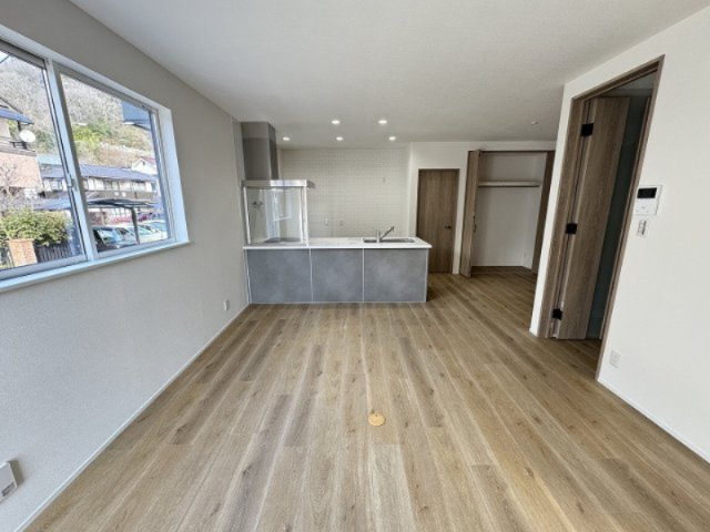 グレー×木目の組み合わせがおしゃれ。大きな窓から自然光がたっぷり入り明るく居心地の良い空間です。