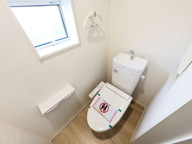 シンプルで使いやすい暖房・温水シャワー洗浄機能付きトイレは標準装備です！