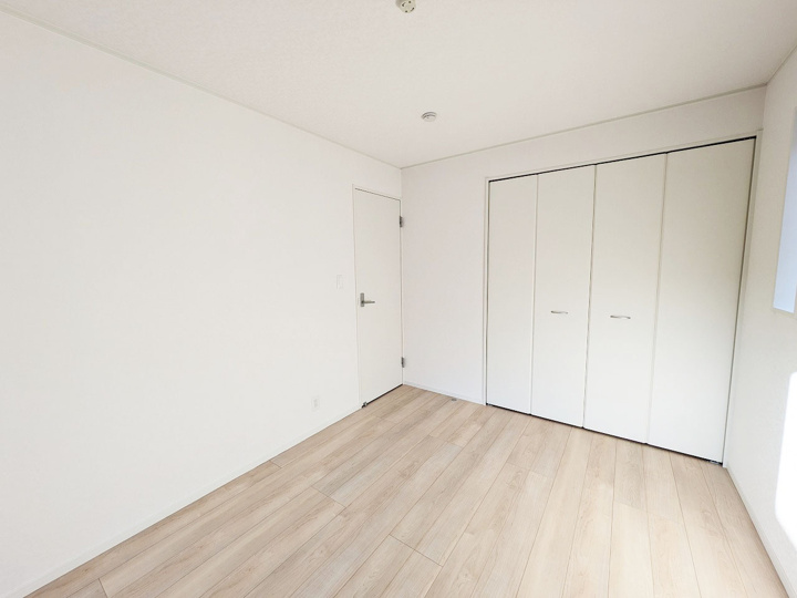 シンプルな洋室は、様々なインテリアに合わせやすいのが魅力です　