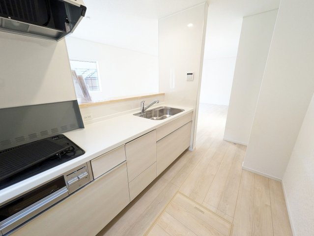 対面キッチンなので、調理や洗い物をしながらリビングダイニングを見渡せます。