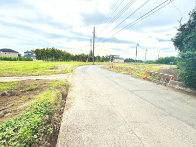 周辺は開放感のある風景が広がっています。道路沿いで車の出入りもしやすい立地です。周囲には住宅が点在し落ち着いた雰囲気です。視界が広くのびやかな環境を感じていただけます。