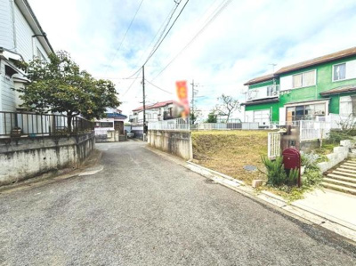 前面道路に面した現地土地写真です。周囲は住宅が立ち並び落ち着いた住環境が伺えます。敷地の形状も確認しやすく現地の様子がしっかりと確認できます。