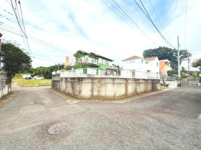 現地は角地に位置しており開放感のある立地が特長です。道路幅もゆったりとした印象で現地までのアクセスもしやすい環境です。周囲には緑も感じられ落ち着いた雰囲気が広がります。