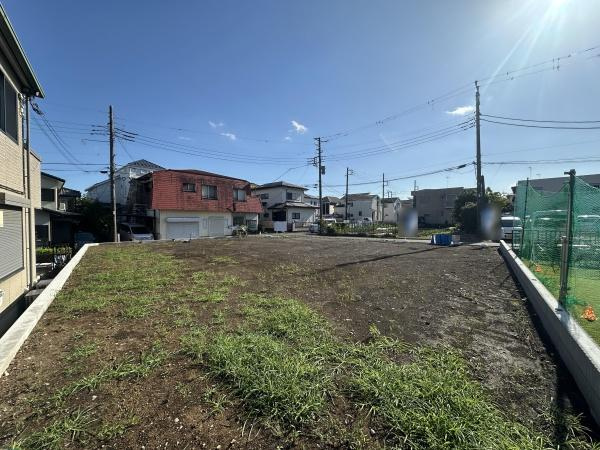 陽当たりが良く開放感のある敷地です。周囲の住宅とも程よい距離感が保たれています。道路に接しているので車でのアクセスも便利です。区画整理がしやすい形状です。