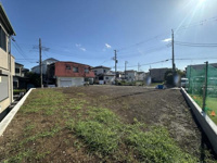 陽当たりが良く開放感のある敷地です。周囲の住宅とも程よい距離感が保たれています。道路に接しているので車でのアクセスも便利です。区画整理がしやすい形状です。