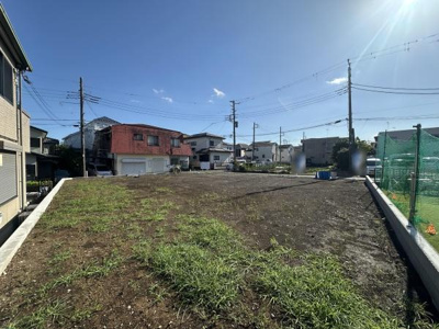 陽当たりが良く開放感のある敷地です。周囲の住宅とも程よい距離感が保たれています。道路に接しているので車でのアクセスも便利です。区画整理がしやすい形状です。