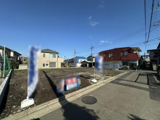 開放感のある前面道路が特徴の現地写真です。整備された道路が敷地をより広く見せています。落ち着いた雰囲気の住宅街に位置しています。現地の様子をしっかりご確認いただけます。