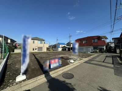 開放感のある前面道路が特徴の現地写真です。整備された道路が敷地をより広く見せています。落ち着いた雰囲気の住宅街に位置しています。現地の様子をしっかりご確認いただけます。