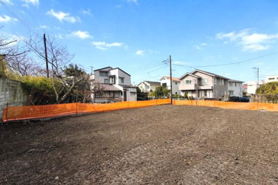 広々とした敷地が特徴的な土地です。周囲には住宅があり落ち着いた環境となっています。道路からのアクセスも良好です。土地の形が整っていますので様々なプランに対応しやすいです。