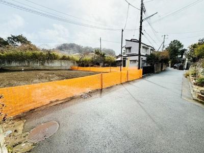 閑静な住宅街に位置する土地です。前面道路が広く車の出入りもスムーズに行えます。周辺は落ち着いた雰囲気で自然も感じられます。駅や商業施設へのアクセスも良好です。日当たりを確保しやすい角地です。