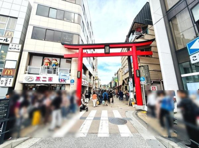 印象的な赤い鳥居が街並みに映えるスポットです。周辺には飲食店やお店が集まっておりにぎやかな雰囲気を感じられます。観光や散策に便利なエリアです。アクセスも良好で利便性を実感できます。