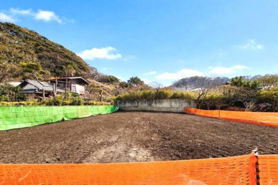 開放感のある広々とした敷地が魅力です。周囲には自然を感じられる環境が広がっています。道路に面した立地でアクセスも良好です。住宅や建築計画にも柔軟に対応できそうです。