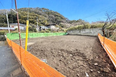 周囲には自然が広がり広々とした土地の様子が魅力的です。視界を遮る高い建物がなく開放的な印象を受けます。オレンジのフェンスが敷地の範囲を明確にしています。
