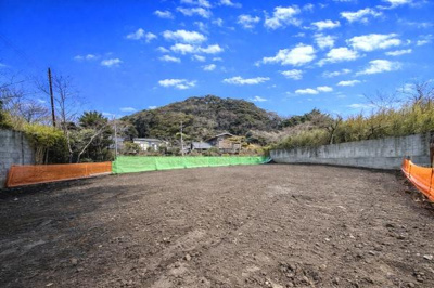 広々とした土地が広がり建築や用途の自由度が感じられます。周囲には自然が多く落ち着いた雰囲気です。平坦な地面で活用しやすい環境です。住宅や施設の建設にも適した印象があります。