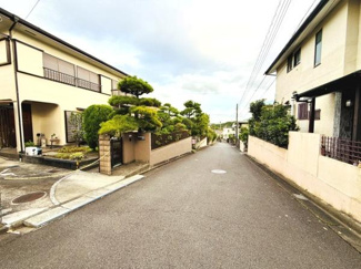 閑静な住宅街の一角に位置し落ち着いた雰囲気が広がっています。道路幅も十分にあり車の出入りもスムーズです。ゆったりとした空間が印象的です。