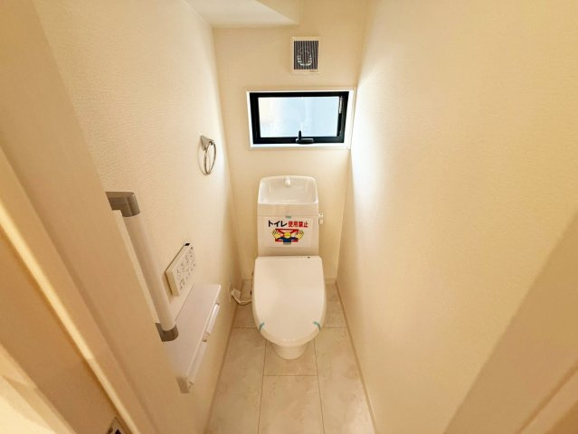 シンプルで使いやすい暖房・温水シャワー洗浄機能付きトイレは標準装備です！