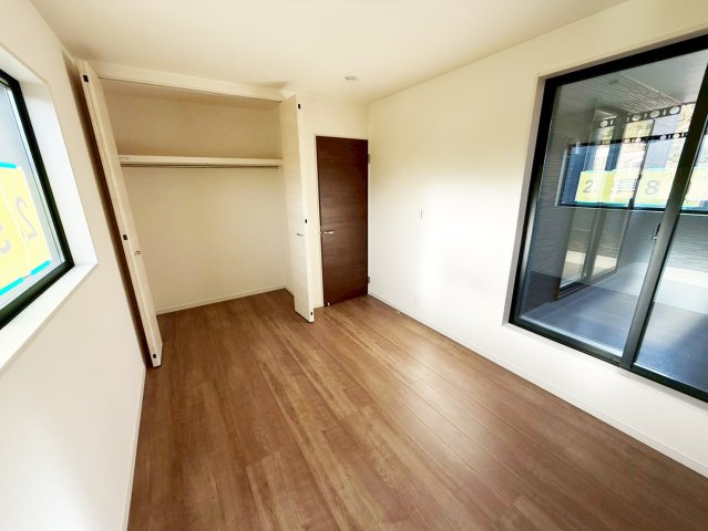 バルコニーに出られる大きな窓が特徴で日差しがたっぷり差し込みます。