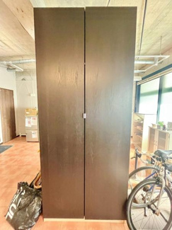 シンプルなデザインの収納スペースで室内に調和しやすい落ち着いた色合いです。高さがしっかりとあり物をまとめてすっきりと整理できます。扉付きなので収納物が外から見えにくく見た目もすっきりと保てます。