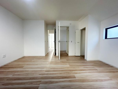 明るい色合いのフローリングが印象的な洋室です。シンプルなデザインでさまざまなインテリアに合わせやすくなっています。収納スペースも備わっておりすっきりと使える空間です。