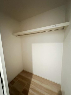 白を基調としたシンプルな収納スペースです。高さのある棚とバーが備わっており空間を有効に活用できます。フローリングも明るく清潔感があります。使い勝手の良いレイアウトです。室内がすっきりと見えます。