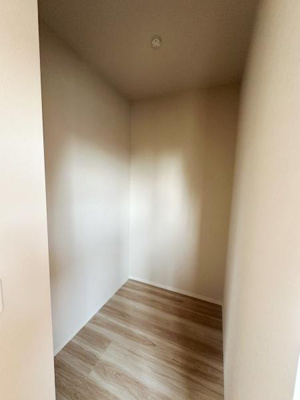 シンプルな内装で使い勝手の良い収納スペースです。奥行きがあり多用途で利用できます。床材も統一感があり清潔感のある空間です。壁や天井も明るいトーンで室内の印象が明るいです。