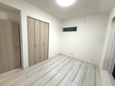 明るい色合いのフローリングが特徴の洋室です。シンプルなデザインで様々なインテリアに合わせやすい空間となっています。収納スペースもしっかり備わっており使い勝手に配慮されています。