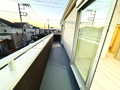 広々としたバルコニーが備わっています。日当たりの良さが感じられる空間です。窓から直接アクセスでき使い勝手の良い印象です。周囲の眺望も楽しめる仕様です。