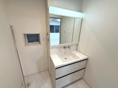 洗面台・洗面所はシンプルで清潔感のあるデザインです。収納スペースも十分に確保されており使いやすい空間になっています。ミラーキャビネットもあり日々の生活に便利です。窓もあるので換気にも配慮されています。