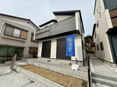 モダンな外観が印象的な住宅です。敷地内にはシンプルな庭スペースも確保されています。周辺の家並みと調和したデザインで落ち着いた雰囲気が感じられます。駐車スペースもあり利便性に配慮された設計です。