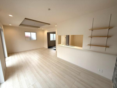 明るい色合いのフローリングで開放感があります。壁面の収納棚も便利に活用できます。